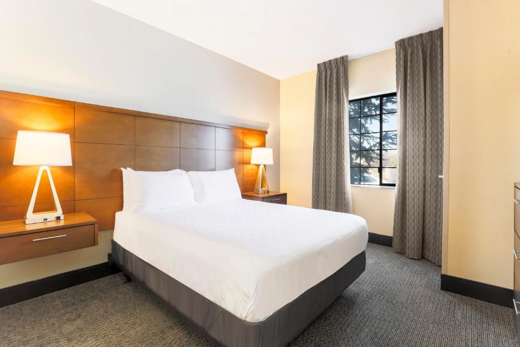 Queen Room with Roll-In Shower – Disability Access – Non-Smoking