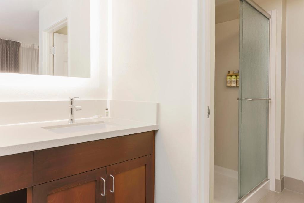 Two-Bedroom Suite with Bath Tub – Disability AccessNon-Smoking