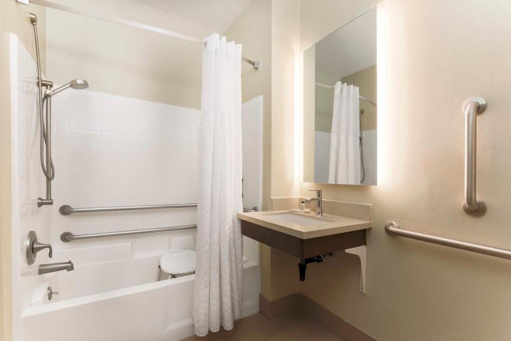 Two-Bedroom Suite with Bath Tub – Disability AccessNon-Smoking