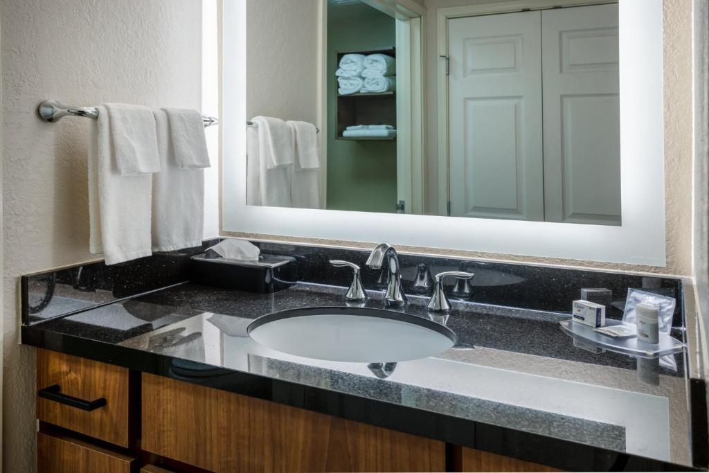 One-Bedroom Queen Suite – Non-Smoking