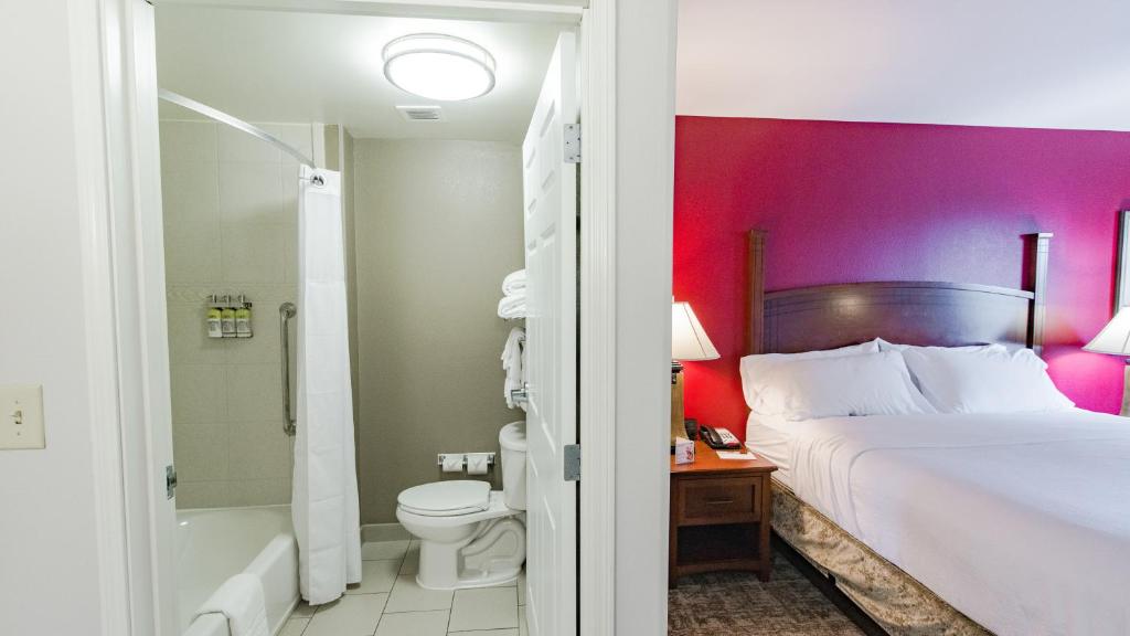 Two Bedroom Suite with Accessible Roll in Shower – Non Smoking