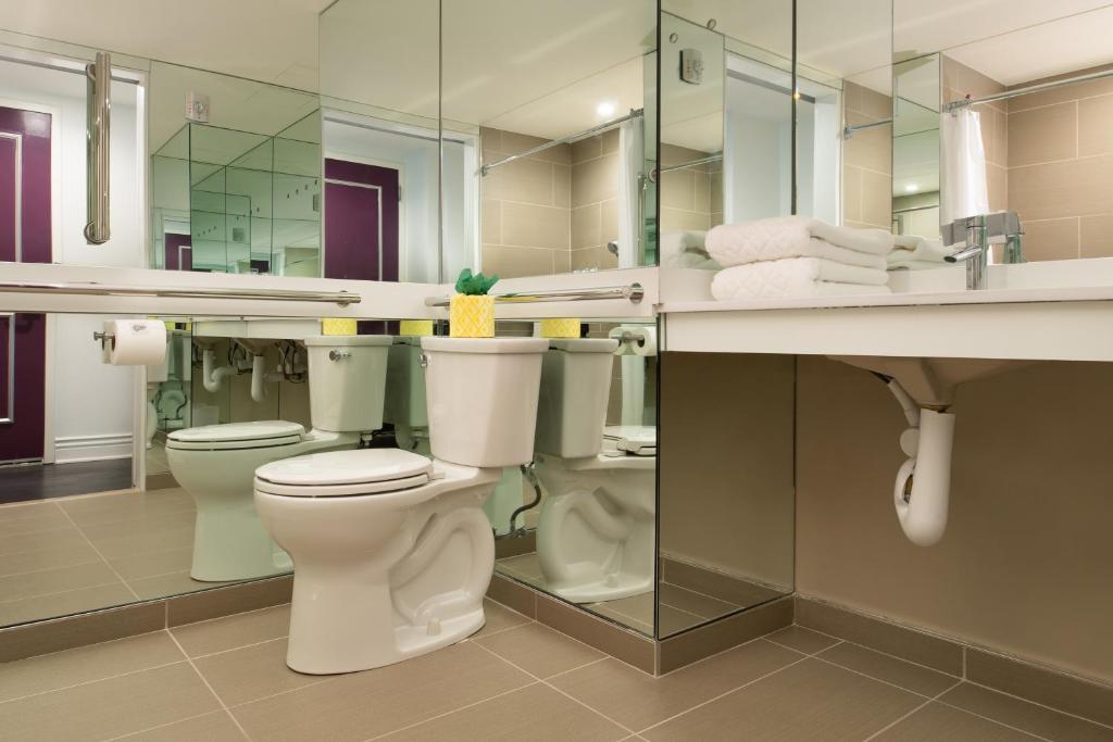 Glamour King Mobility Accessible w Roll-in Shower