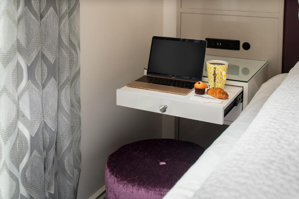 Glamour King Mobility Accessible w Roll-in Shower