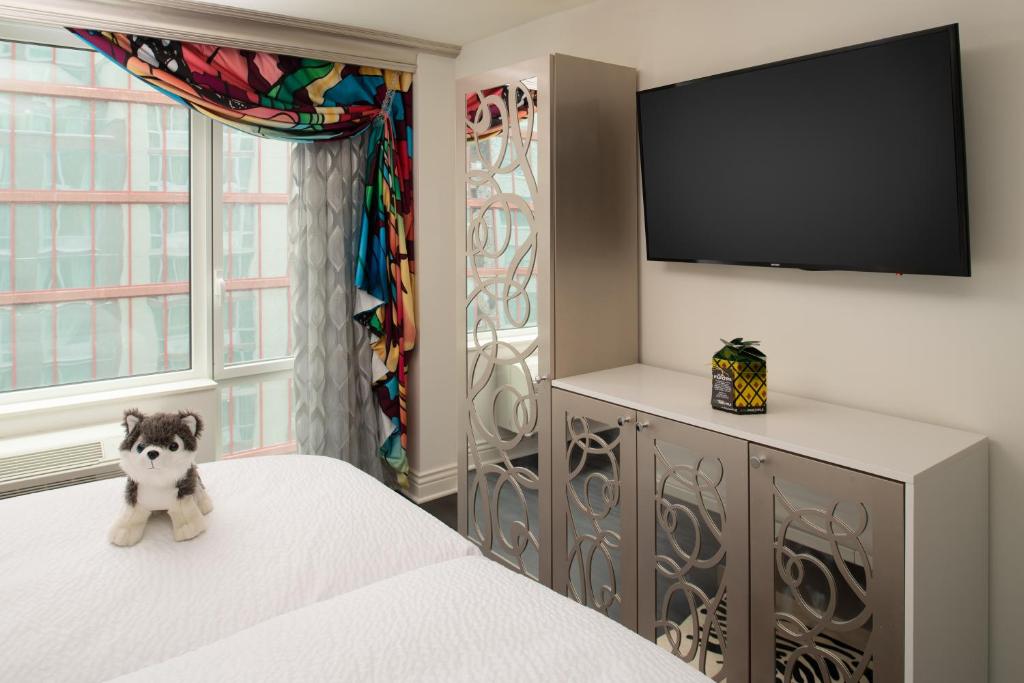 Glamour King Mobility Accessible w Tub and Communication Features