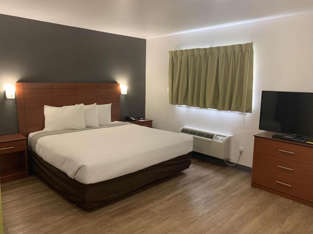 Deluxe Queen Room – Non-Smoking