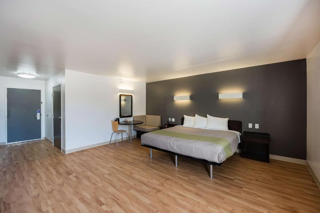 Deluxe King Suite – Non-Smoking