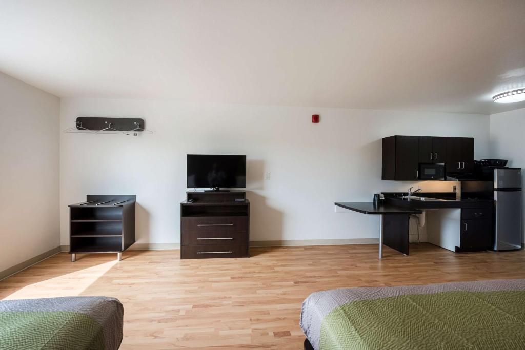 Deluxe Queen Suite – Non-Smoking