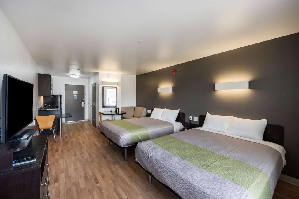 Deluxe Queen Suite – Non-Smoking