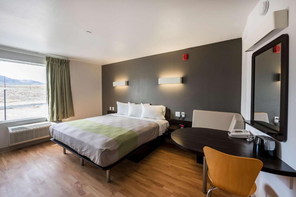 King Room with Roll-in Shower – Disability Access – Non-Smoking