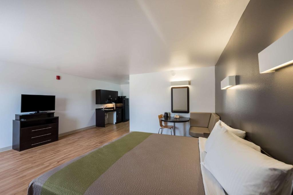 King Room with Roll-in Shower – Disability Access – Non-Smoking