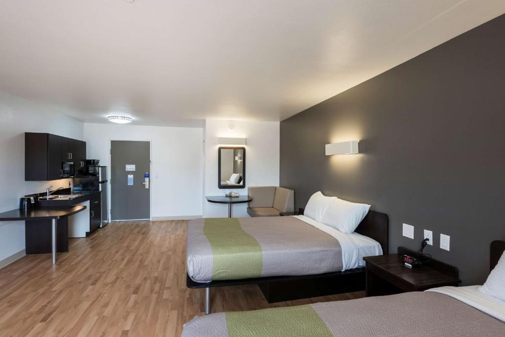 Queen Room with Two Queen Beds – Disability Access – Non-Smoking