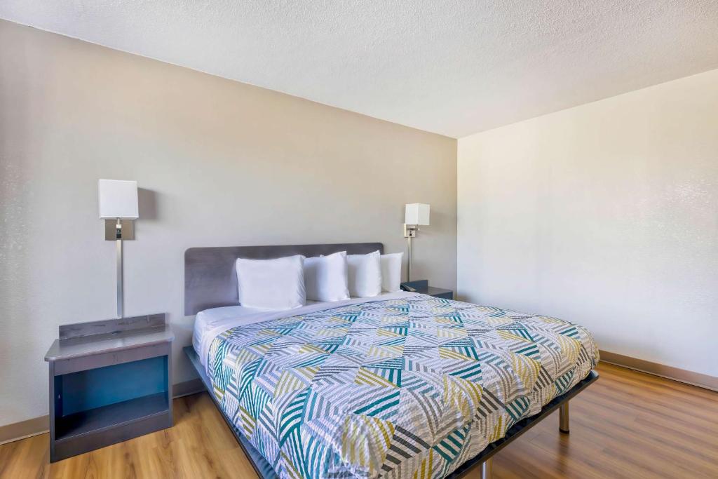 Deluxe King Room – Non-Smoking