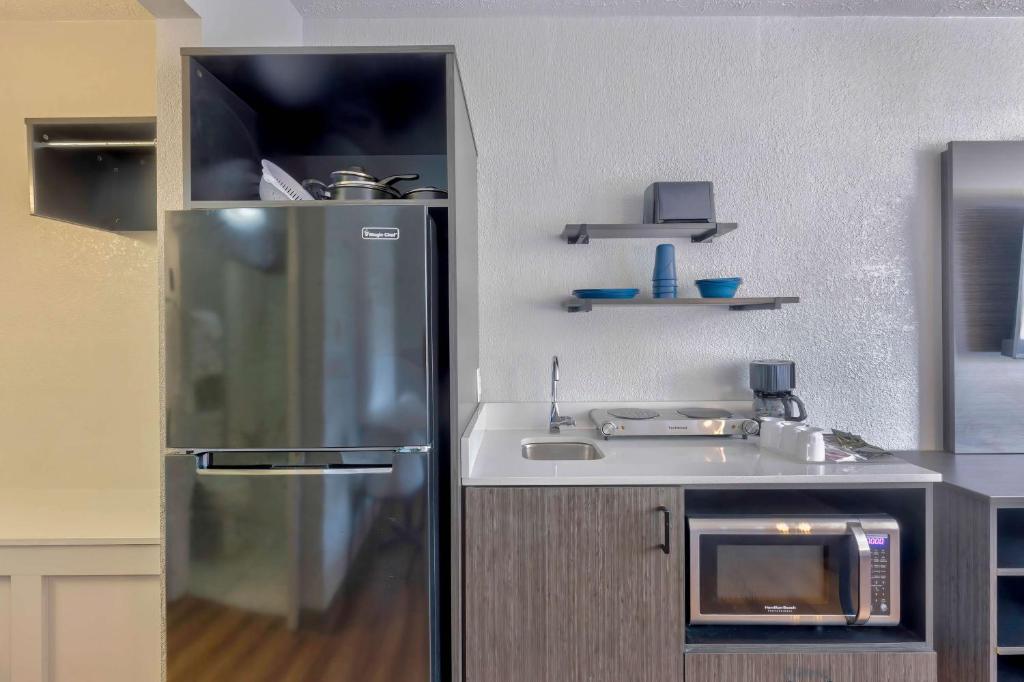 Deluxe King Room – Non-Smoking