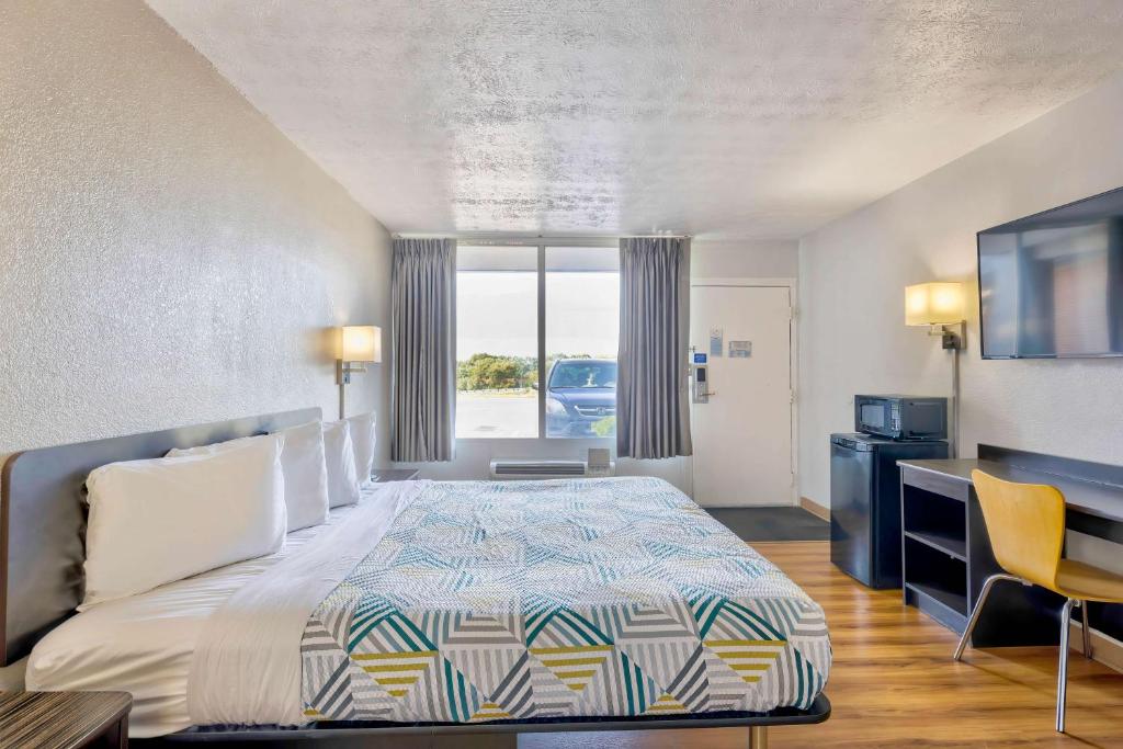 Deluxe King Suite – Non-Smoking