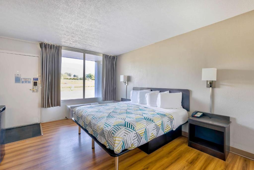 Deluxe King Suite – Non-Smoking