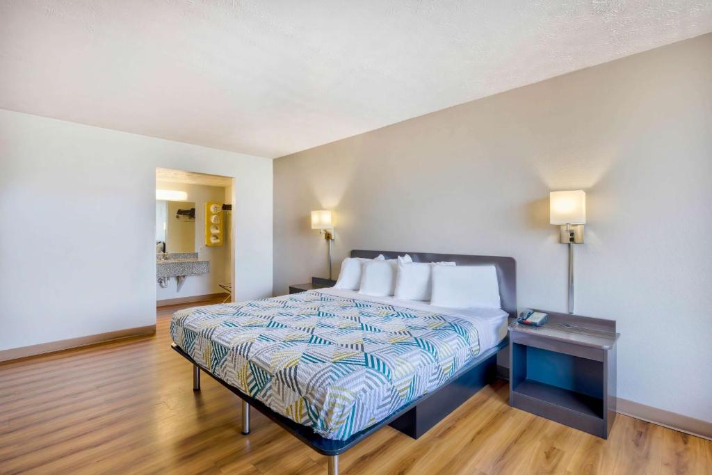 King Room with Roll-in Shower – Disability Access – Non-Smoking