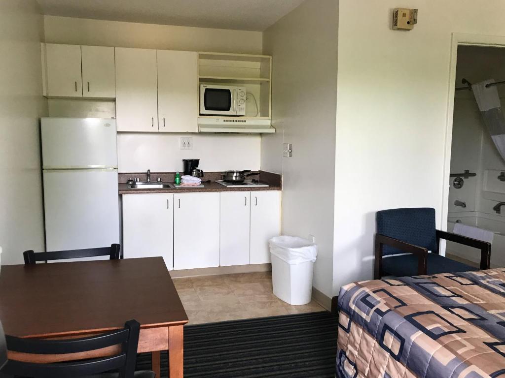 Queen Room – Disability Access – Non-Smoking