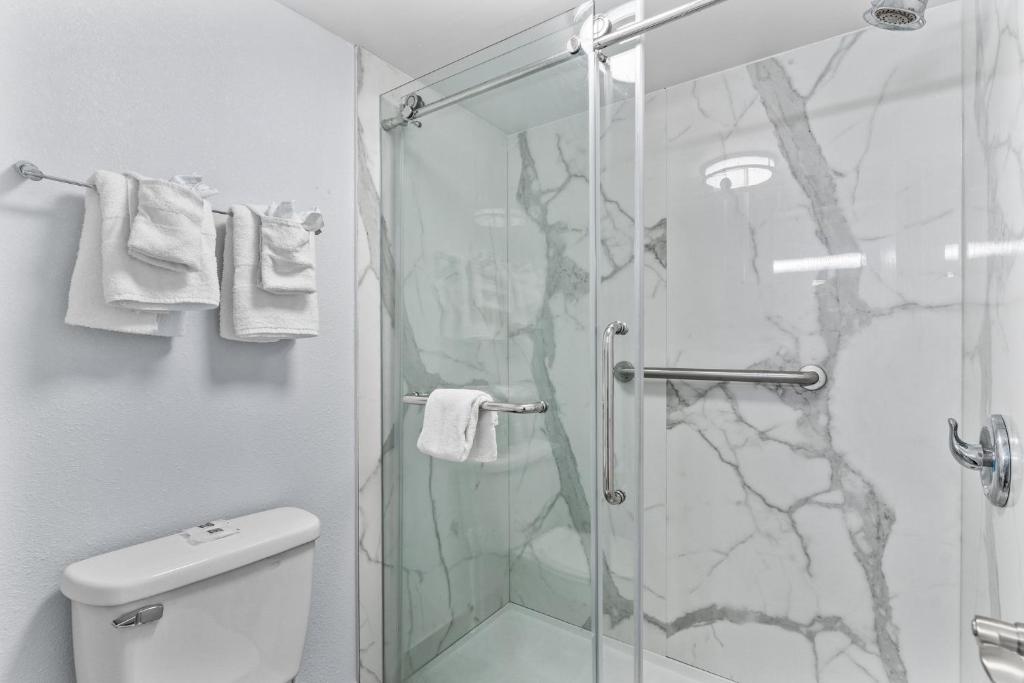 Deluxe King Room – Non-Smoking