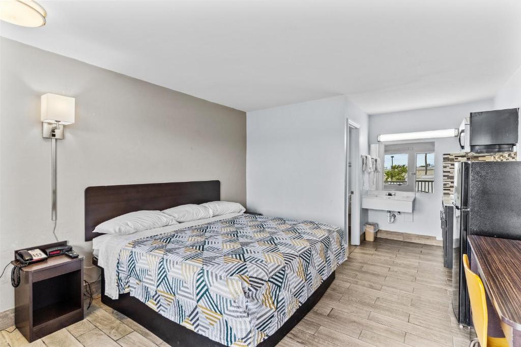 Deluxe King Room – Non-Smoking