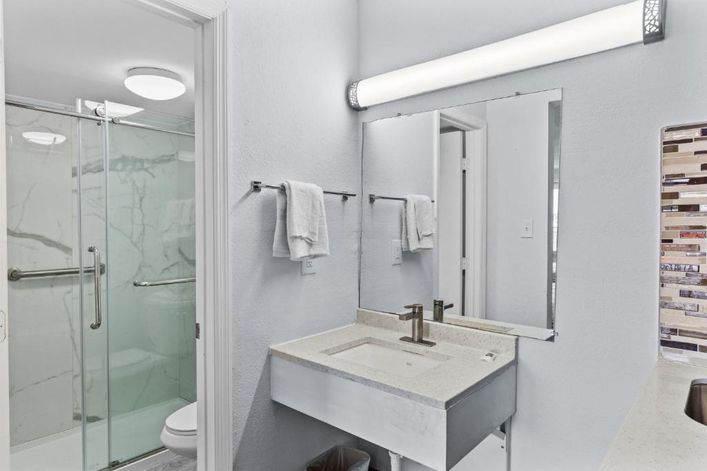 Deluxe Queen Room with Two Queen Beds – Non-Smoking