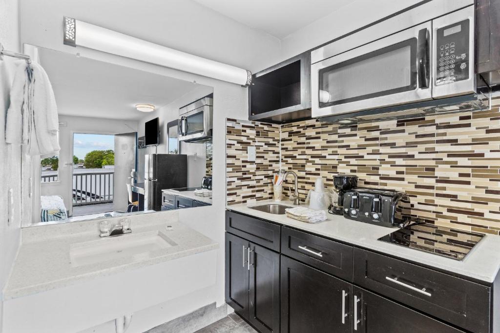 Deluxe Queen Room with Two Queen Beds – Non-Smoking