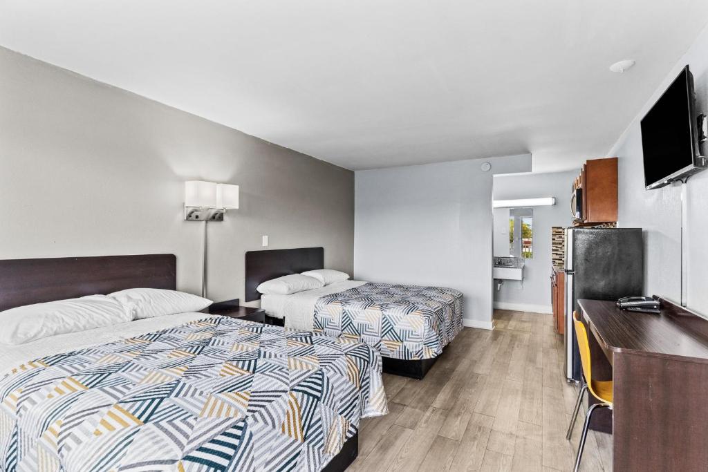 Deluxe Queen Room with Two Queen Beds – Non-Smoking