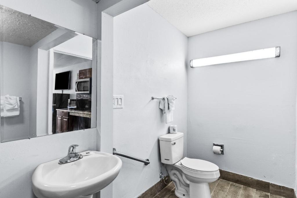 Queen Room with Two Queen Beds – Disability Access – Roll In Shower