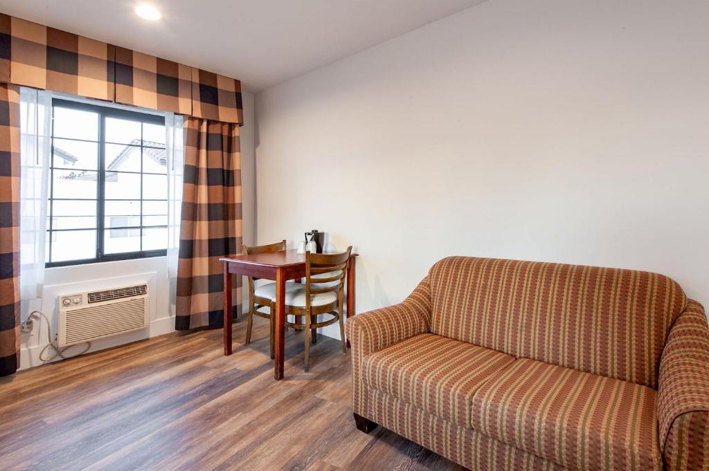 Deluxe King Suite – Non-Smoking