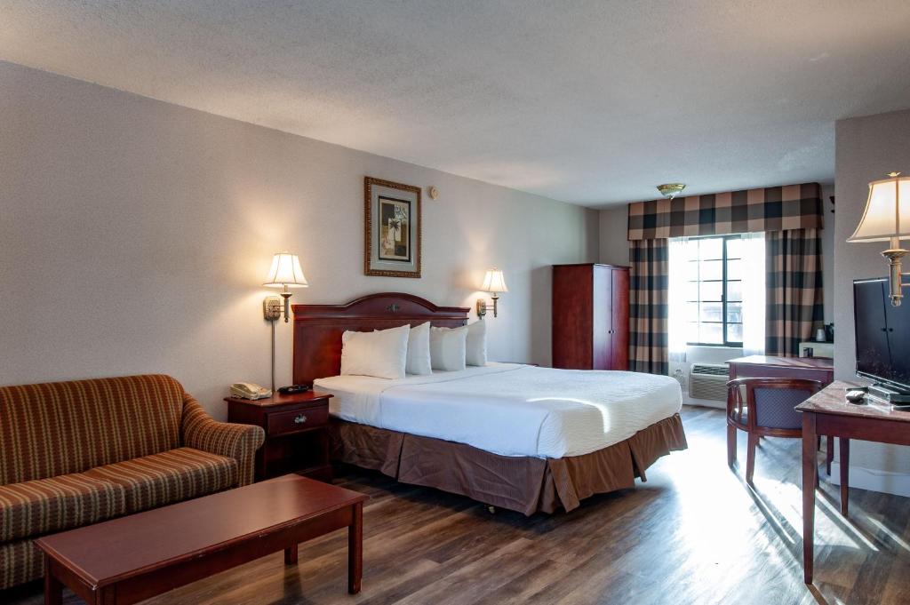 Deluxe King Suite – Non-Smoking