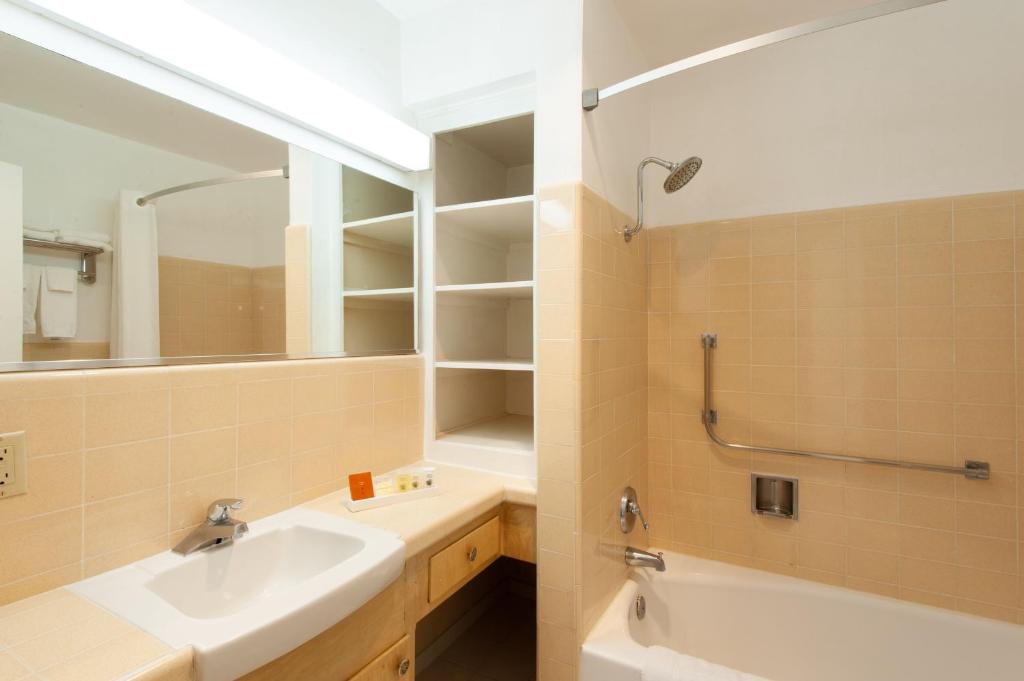 Deluxe King Suite with Two King Beds – Non-Smoking