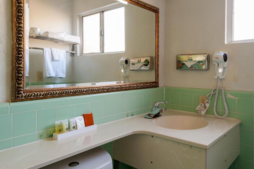 Deluxe King Suite with Two King Beds – Non-Smoking