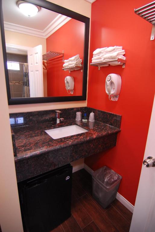 Deluxe Queen Room with One Queen Bed Non-Smoking