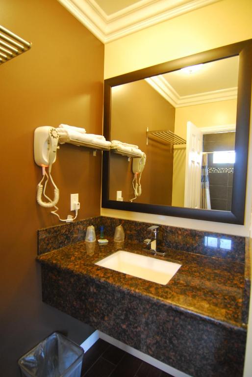 Deluxe Queen Room with One Queen Bed Non-Smoking