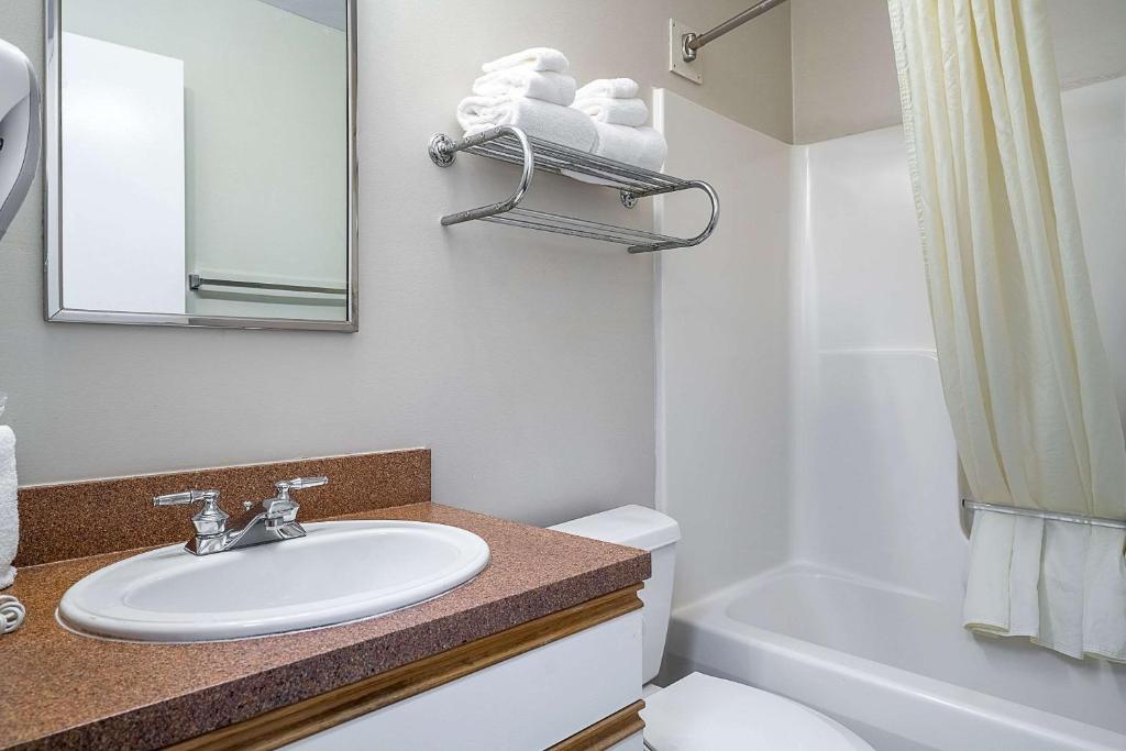 Efficiency Double Room – AccessibleNon-Smoking