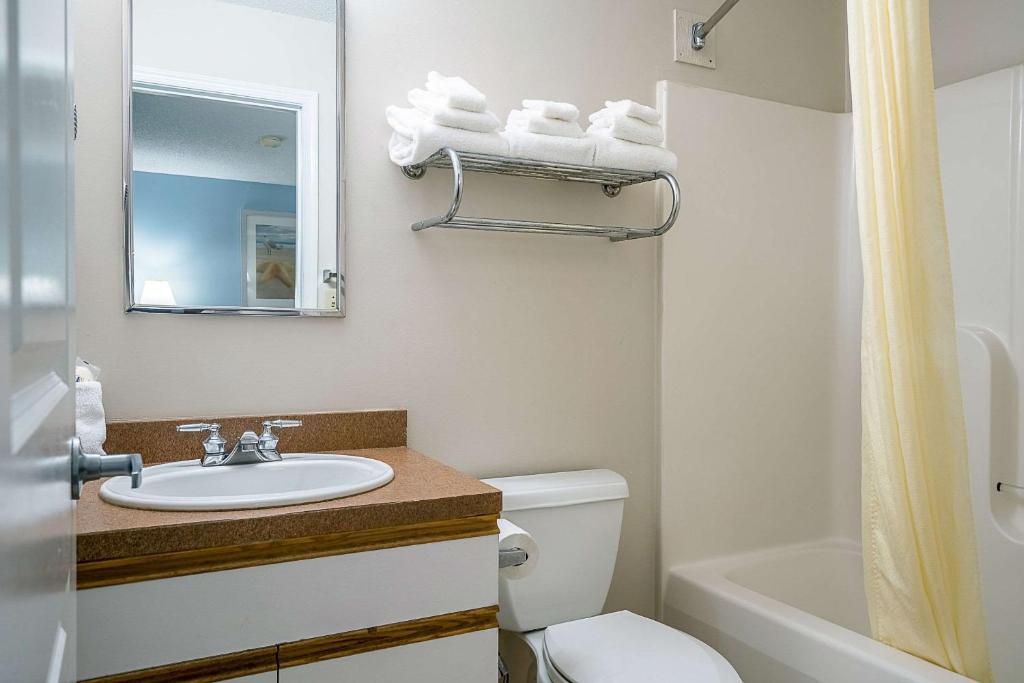 Effificeny Room with One King Bed and One Queen Bed – Non-Smoking