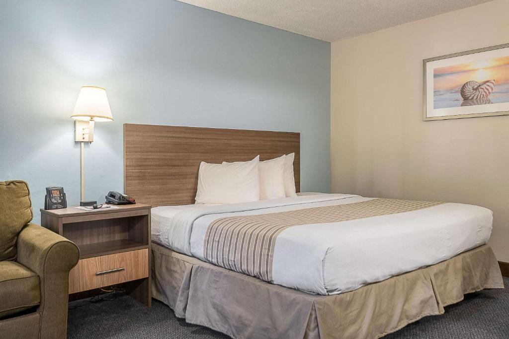 Effificeny Room with One King Bed and One Queen Bed – Non-Smoking