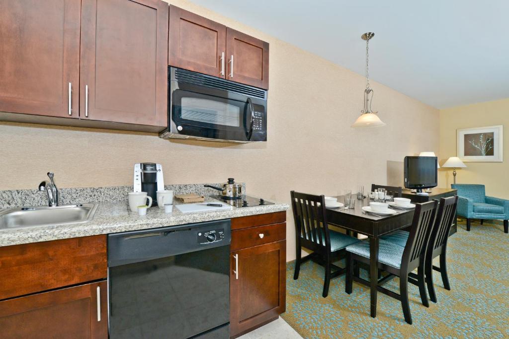 Efficiency Queen Room – AccessibleNon-Smoking