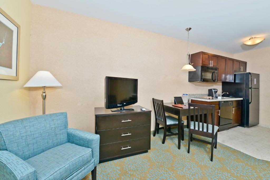 Efficiency Queen Room – AccessibleNon-Smoking