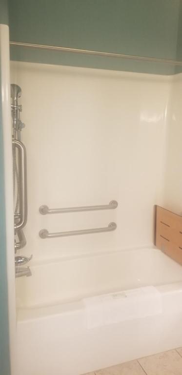 Efficiency Queen Room – AccessibleNon-Smoking