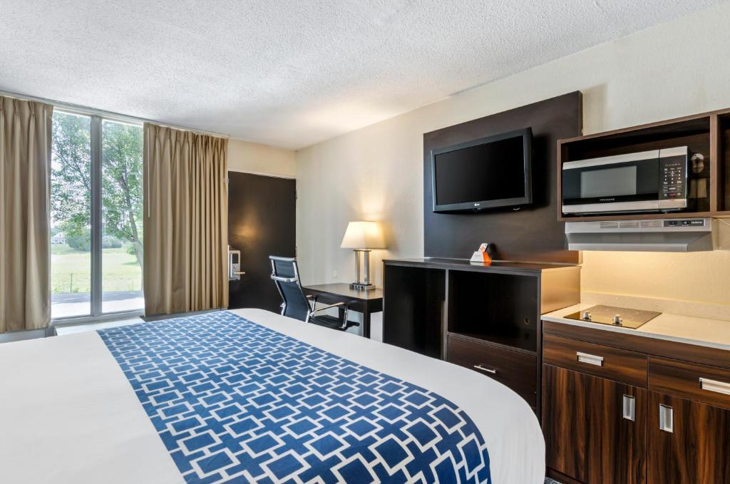 Efficiency King Room with Roll-In Shower – Disability AccessNon Smoking