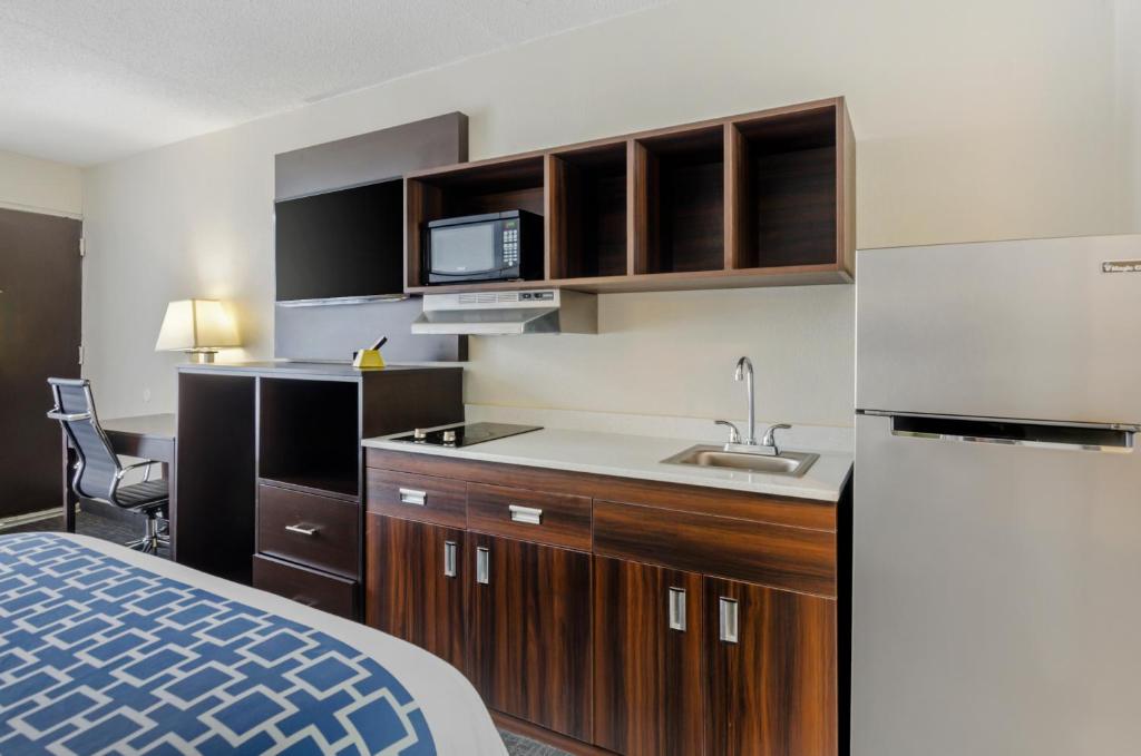 Efficiency Quadruple Room – Non Smoking