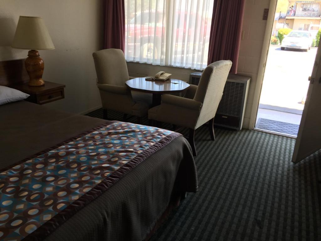 Queen Room – Non-Smoking