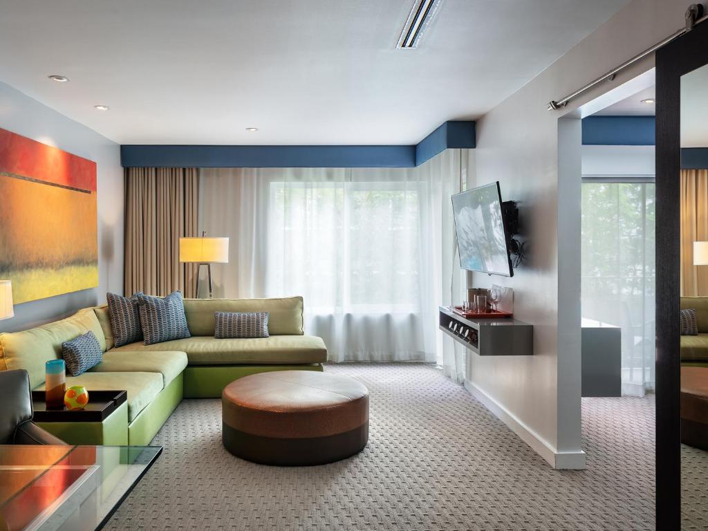 Deluxe One-Bedroom Suite