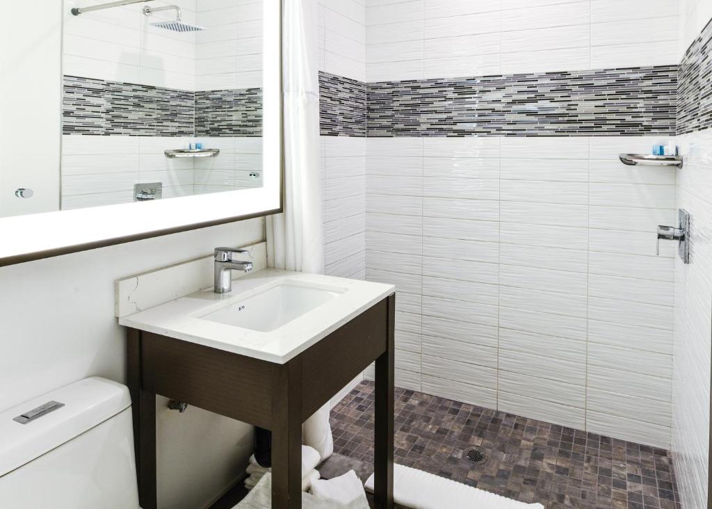 Double Room with Two Double Beds – Walk-in Shower