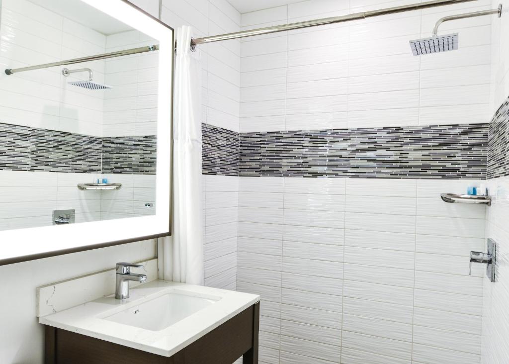 Double Room with Two Double Beds – Walk-in Shower