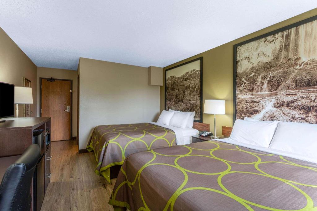 Queen Room with Two Queen Beds – Non-Smoking