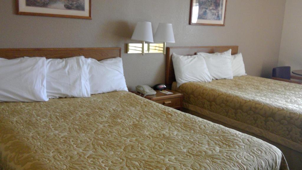 Deluxe Queen Studio with Two Queen Beds – Non-Smoking