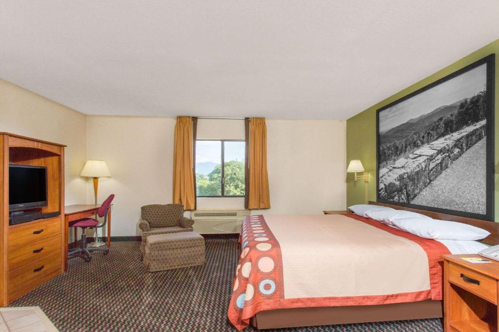 Deluxe King Room – Non-Smoking