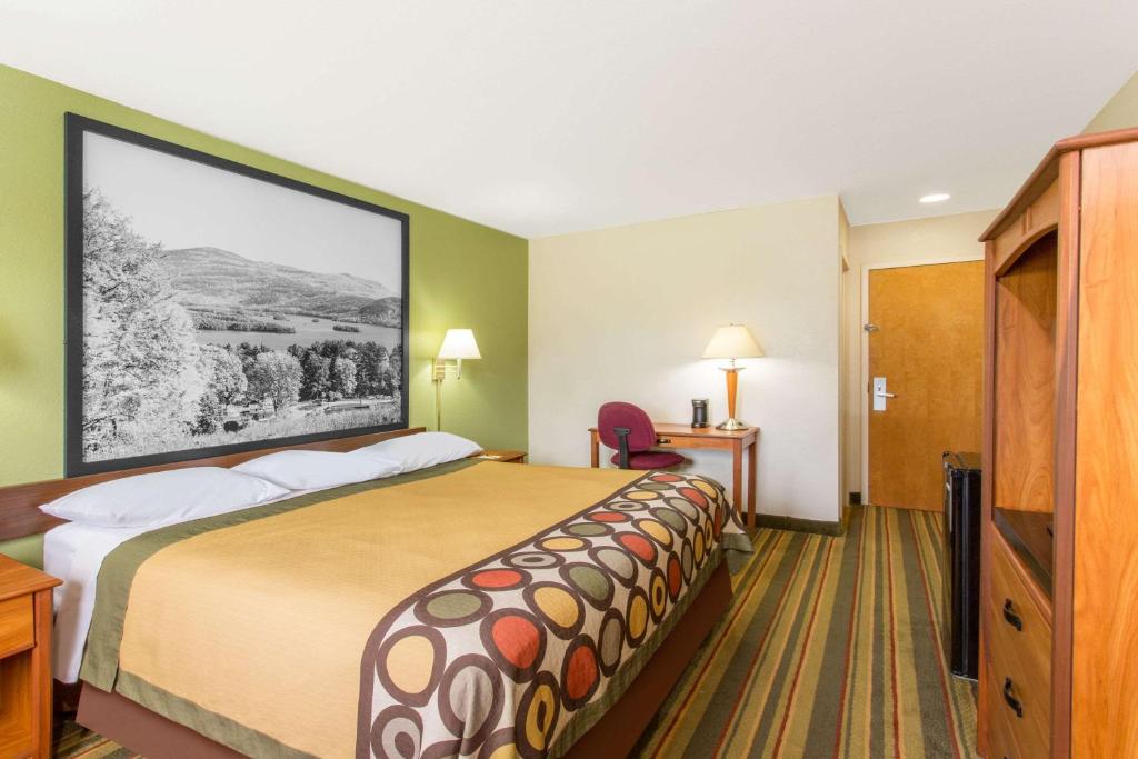 Deluxe King Room – Non-Smoking