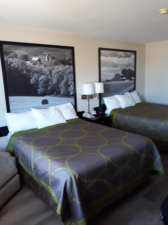 Queen Room with Two Queen Beds – Non-Smoking